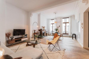 Traditional chic, High Ceilings' apt Aircos and Garage